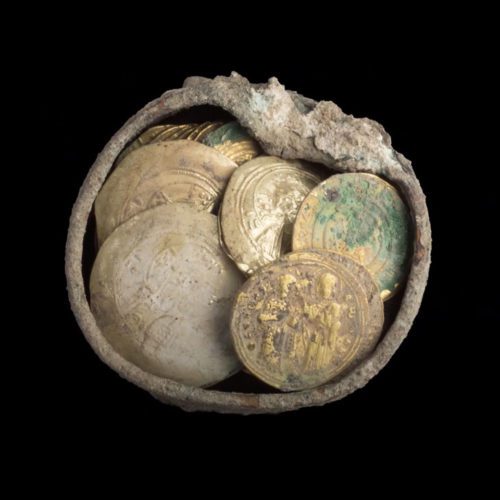 מוצג מיוחד: מטמון מטבעות ועגיל מקיסריה